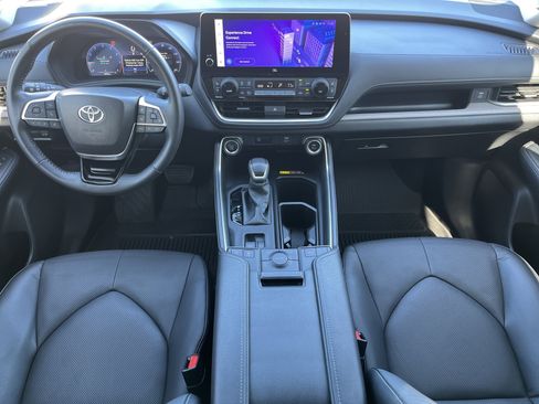 Used 2024 Toyota Grand Highlander Limited image 3