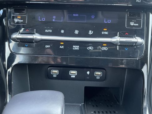 Used 2023 Kia Carnival EX FWD image 16