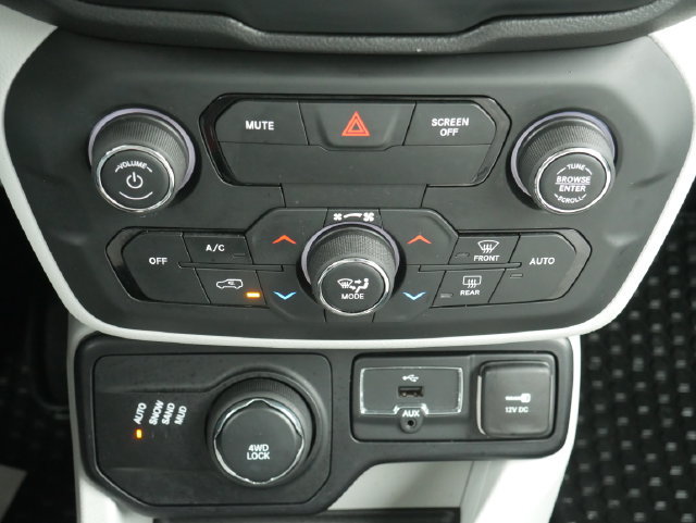 Used 2018 Jeep Renegade Latitude w/ Cold Weather Group AWD/4WD image 21