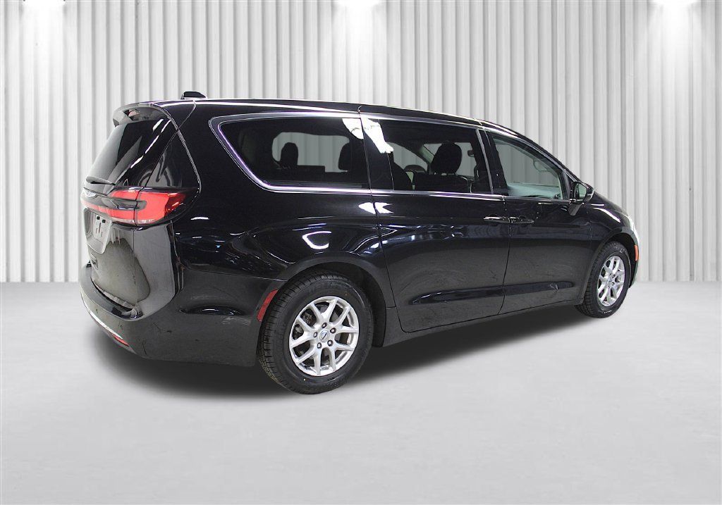 Certified 2024 Chrysler Pacifica Touring-L FWD image 3