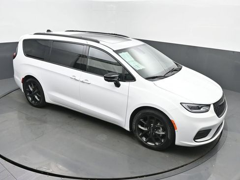 Used 2025 Chrysler Pacifica Limited image 42