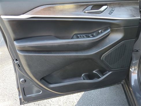 Used 2025 Jeep Grand Cherokee Limited w/ Luxury Tech Group II image 21