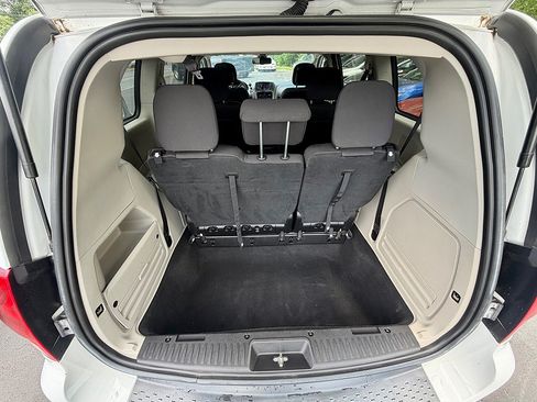 Used 2019 Dodge Grand Caravan SE w/ UConnect Hands-Free Group FWD image 13