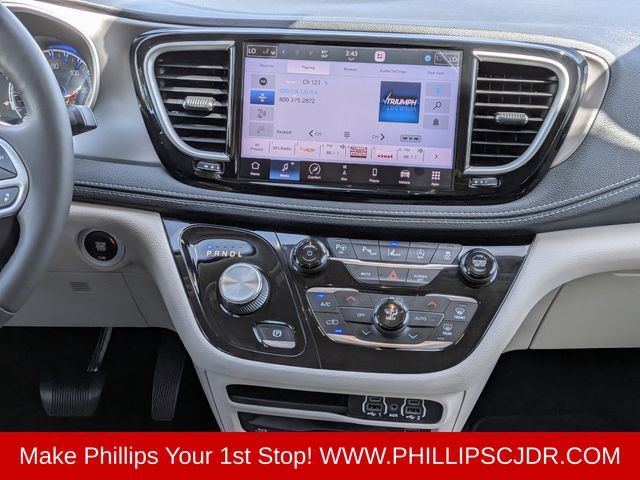 Certified 2022 Chrysler Pacifica Touring-L w/ Uconnect Theater Family Group FWD image 17