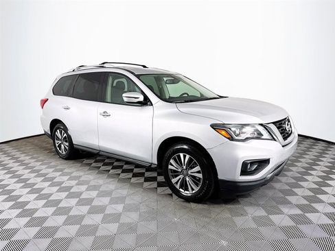 Used 2020 Nissan Pathfinder SV image 4