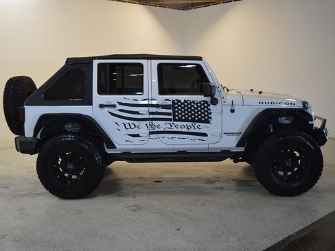 Used 2014 Jeep Wrangler Unlimited Rubicon w/ Connectivity Group image 2