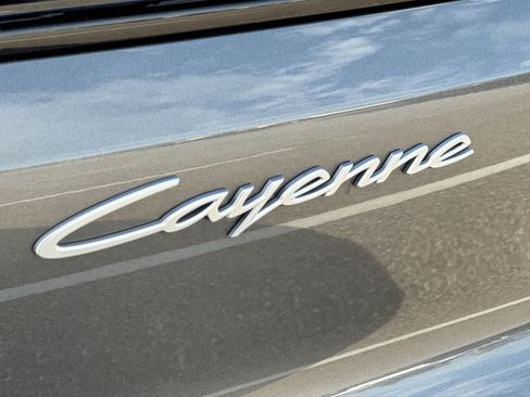 Used 2025 Porsche Cayenne AWD/4WD image 19