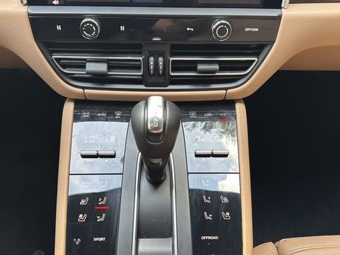 Certified 2023 Porsche Macan w/ Premium Package Plus image 13