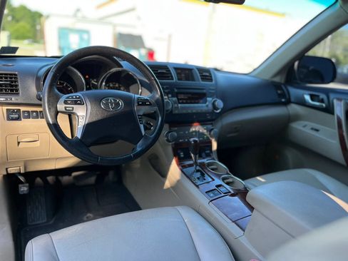 Used 2012 Toyota Highlander Limited w/ Tow Pkg AWD/4WD image 16