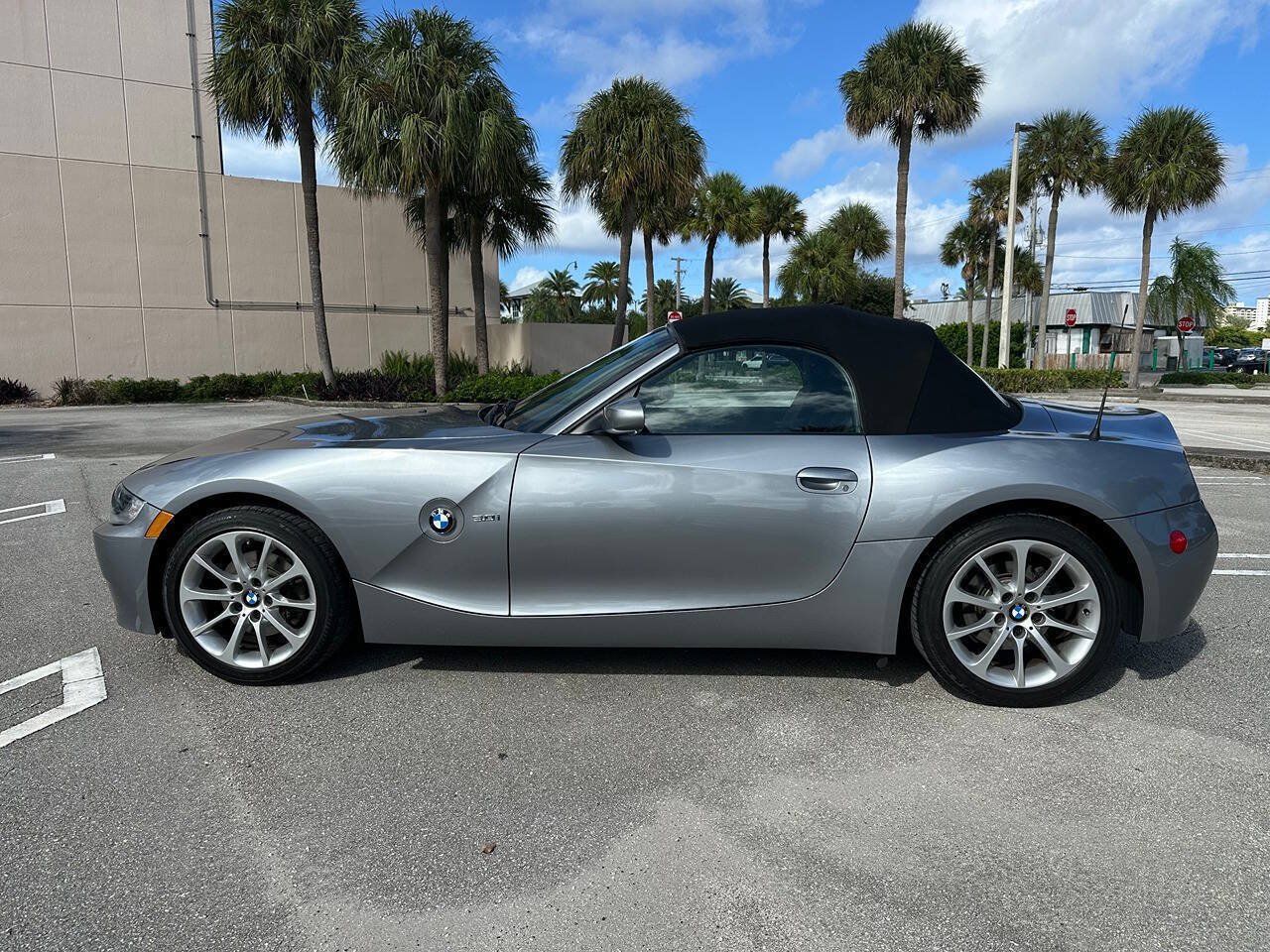 Used 2006 BMW Z4 3.0i RWD image 2