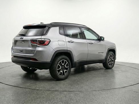 Used 2025 Jeep Compass Trailhawk image 9