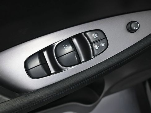 Used 2022 Nissan Leaf S image 11