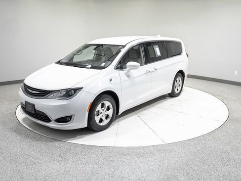 Used 2017 Chrysler Pacifica Touring Plus FWD image 32
