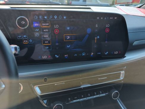 Used 2025 Chevrolet Traverse LT FWD image 24