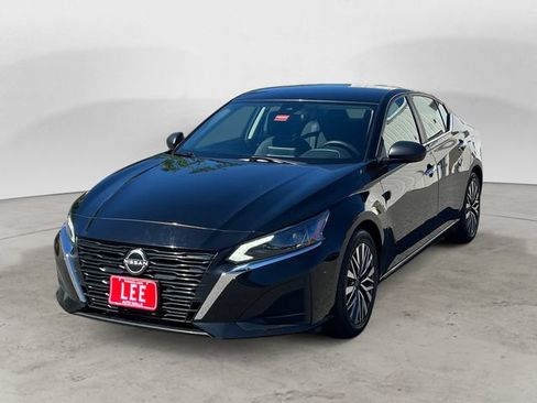 Used 2024 Nissan Altima 2.5 SV FWD image 1
