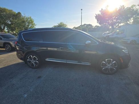 Used 2023 Chrysler Pacifica Pinnacle AWD/4WD image 6