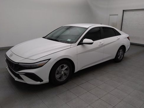 Used 2024 Hyundai Elantra SE FWD image 2