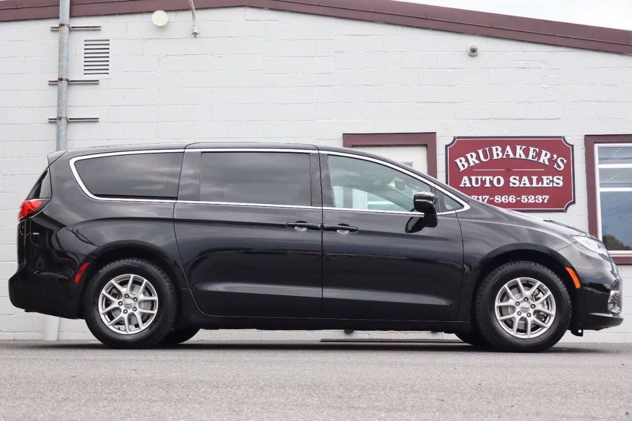 Used 2025 Chrysler Pacifica Select FWD image 1