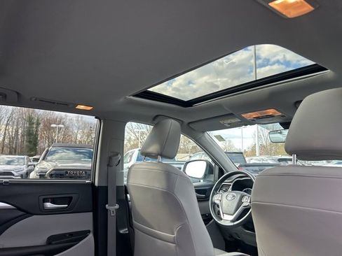 Used 2019 Toyota Highlander XLE image 19