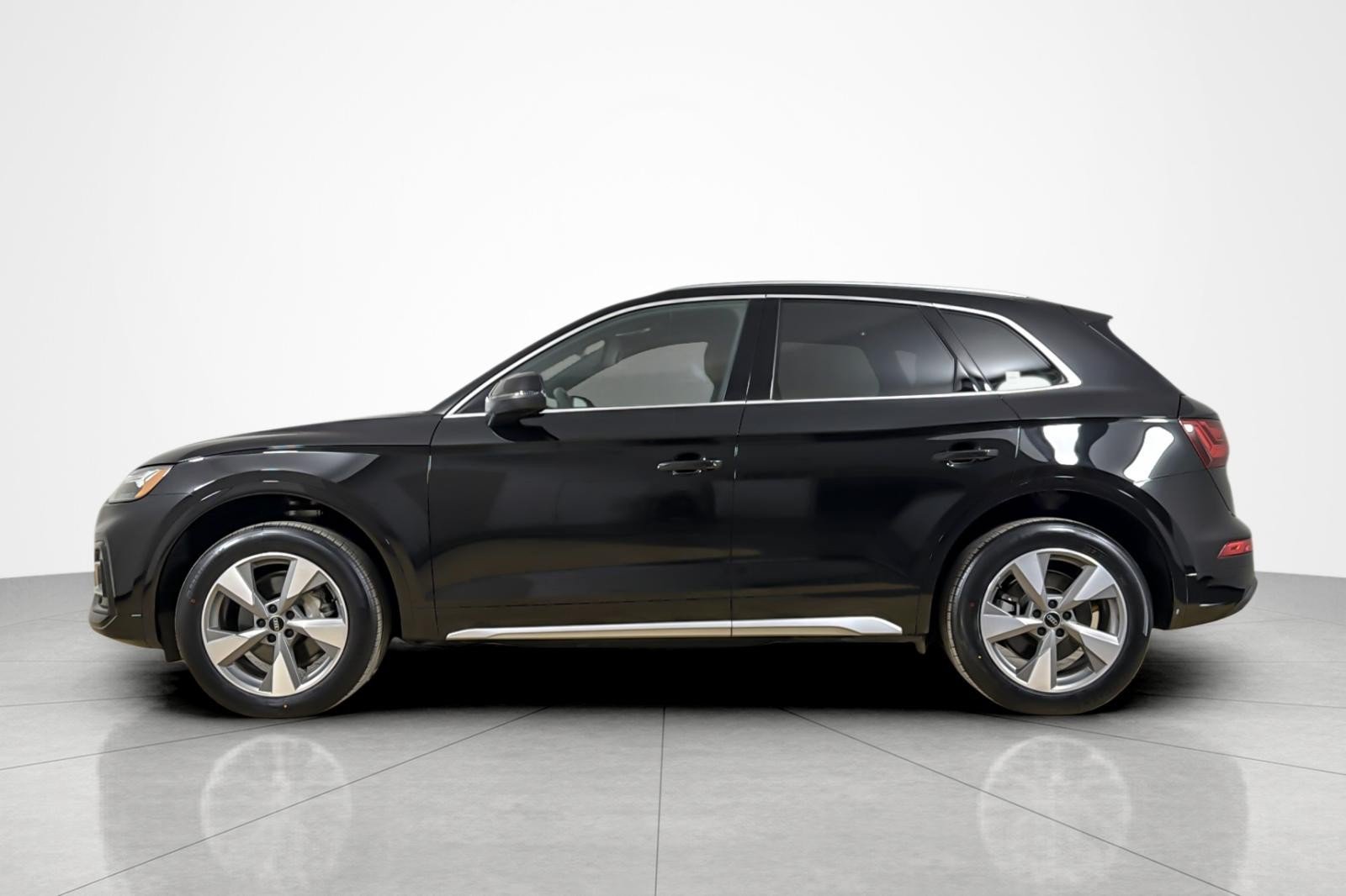 Used 2023 Audi Q5 2.0T Premium Plus w/ Premium Plus Package AWD/4WD image 2