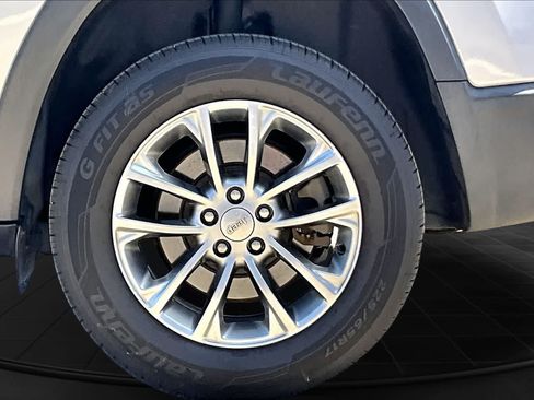 Used 2019 Jeep Cherokee Latitude Plus w/ Comfort/Convenience Group AWD/4WD image 36