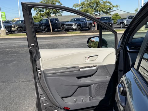 Used 2022 Toyota Sienna LE FWD image 17