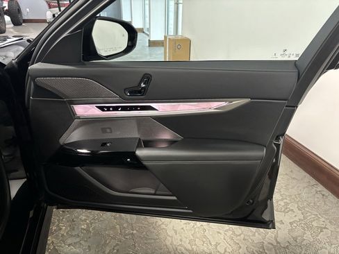 Used 2025 BMW 740i xDrive image 18