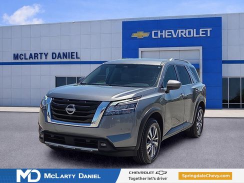 Used 2024 Nissan Pathfinder SL FWD image 2
