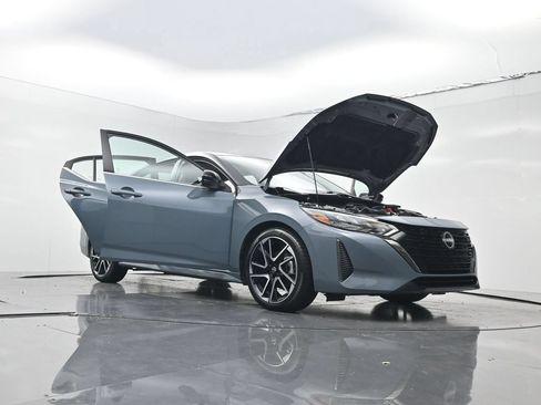Used 2025 Nissan Sentra SR w/ SR Premium Package FWD image 31