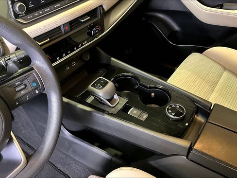 Used 2023 Nissan Rogue SV image 17