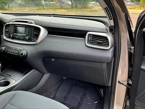 Used 2018 Kia Sorento L FWD image 19