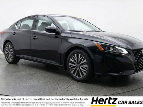 Used 2025 Nissan Altima 2.5 SV image 1