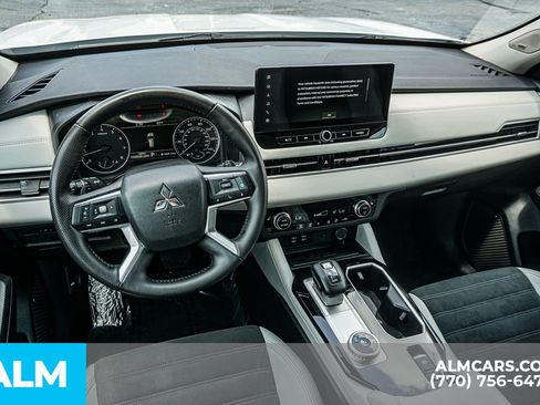 Used 2025 Mitsubishi Outlander SE FWD image 31