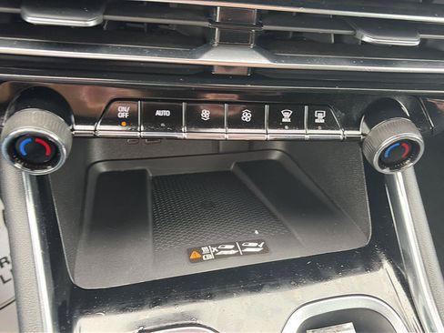 Used 2025 Chevrolet Traverse LT FWD image 24