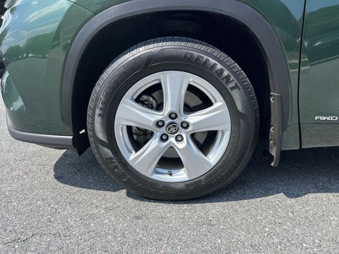 Used 2023 Toyota Highlander LE AWD/4WD image 12