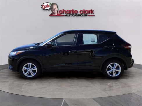 New 2025 Nissan Kicks Play S image 3