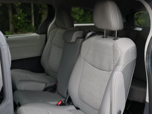 Used 2024 Toyota Sienna LE AWD/4WD image 21