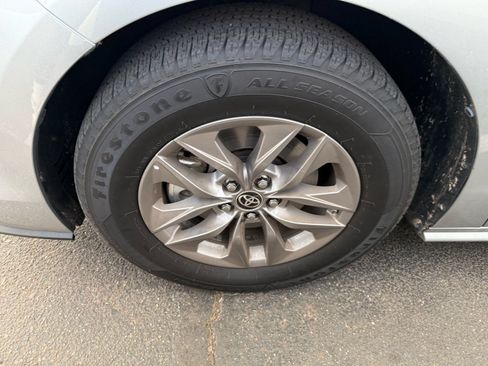 Used 2024 Toyota Sienna XLE FWD image 7