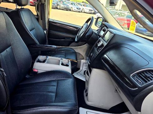 Used 2016 Chrysler Town & Country Touring w/ Driver Convenience Group image 13