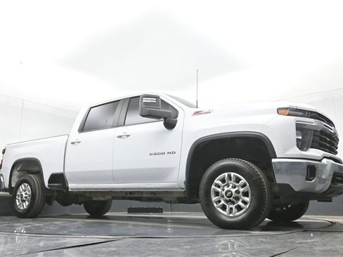 Used 2024 Chevrolet Silverado 2500 LT w/ Convenience Package image 38