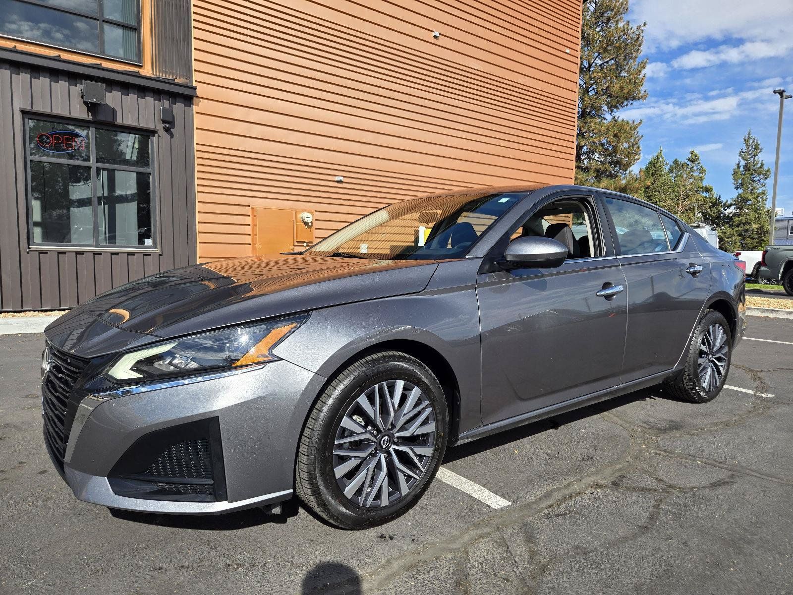 Used 2023 Nissan Altima 2.5 SV w/ SV Premium Package AWD/4WD image 1