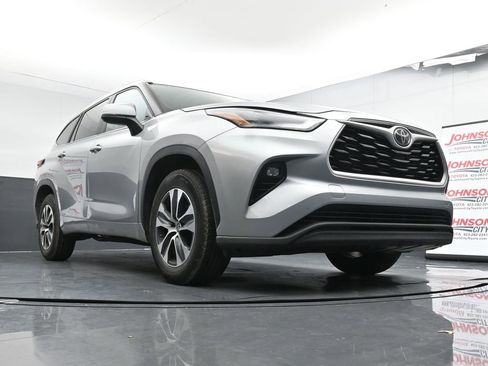 Used 2023 Toyota Highlander XLE image 18