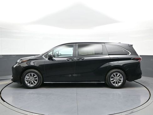 Certified 2025 Toyota Sienna LE image 9