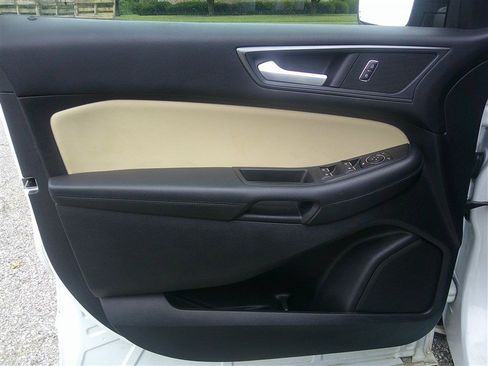 Used 2020 Ford Edge SE FWD image 9