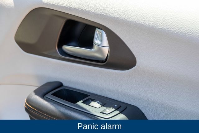 Used 2017 Chrysler Pacifica Touring FWD image 19