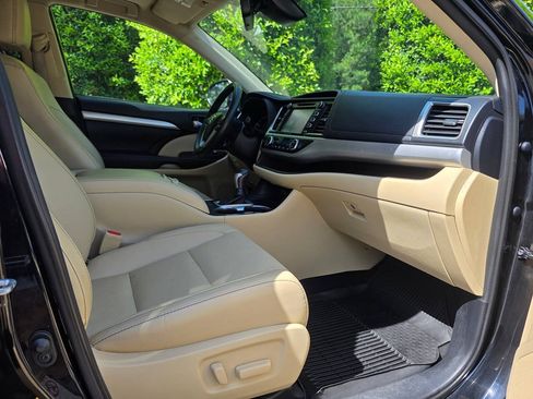 Used 2019 Toyota Highlander XLE AWD/4WD image 38