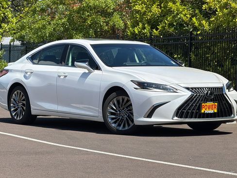 Used 2024 Lexus ES 300h w/ Luxury Package FWD image 2