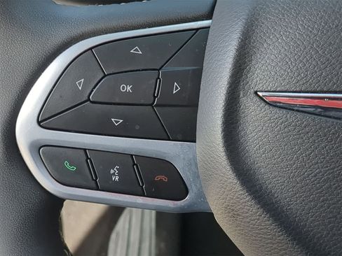 Used 2023 Chrysler Pacifica Limited image 32