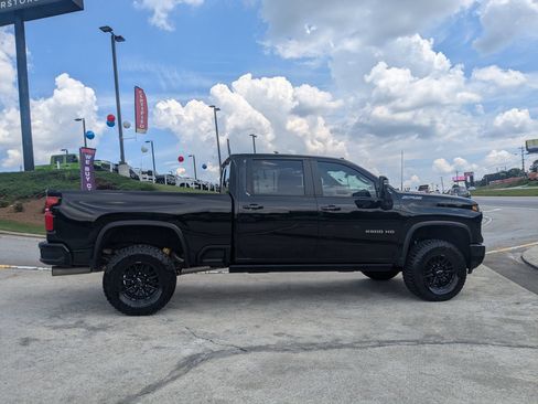 Used 2025 Chevrolet Silverado 2500 ZR2 w/ Technology Package AWD/4WD image 4