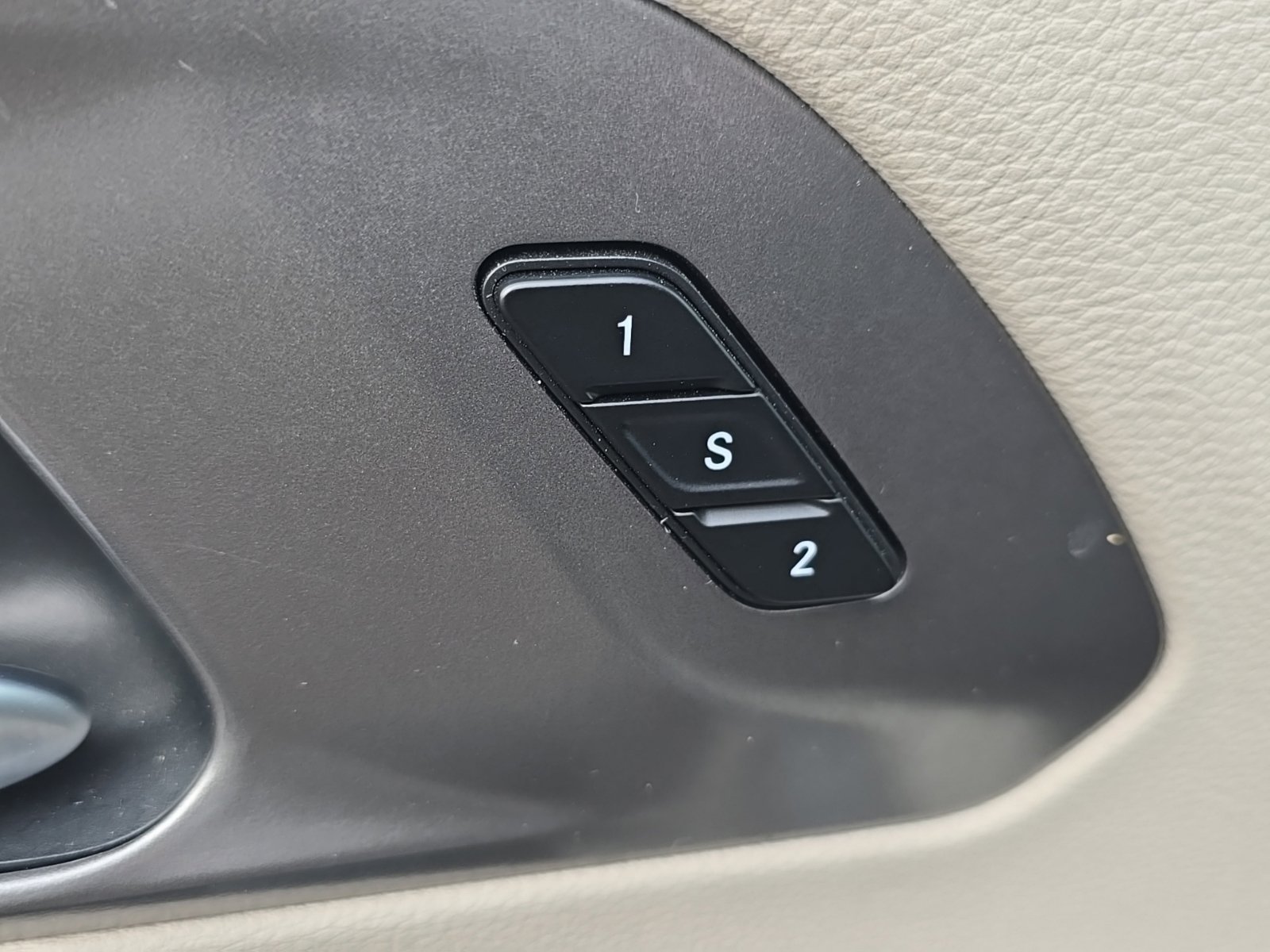 Used 2024 Chrysler Pacifica Touring-L FWD image 9